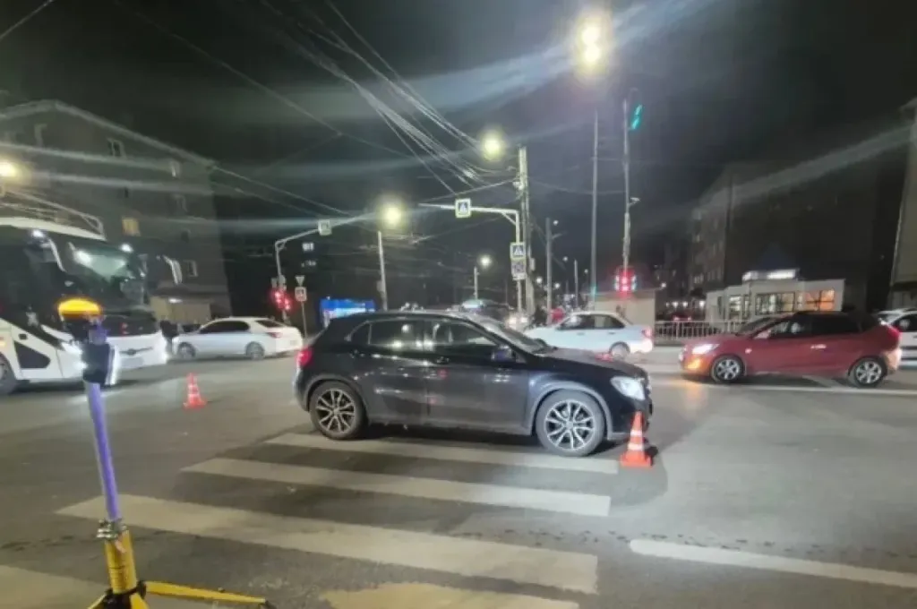 В Кирове «Мерседес» сбил двоих школьников на переходе