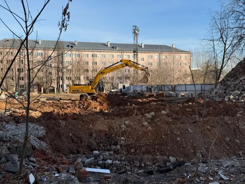 В Кирове снесли спорткомплекс «Прогресс» на улице Маклина