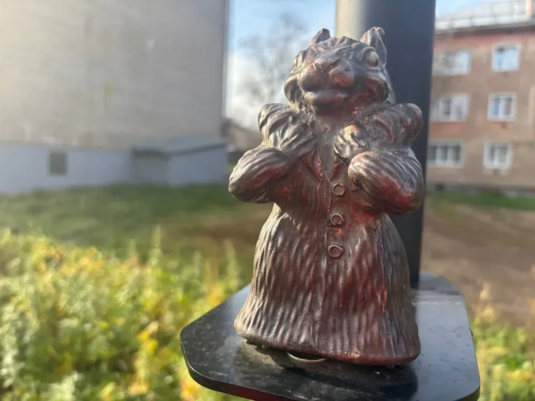 На набережной Слободского установили статуэтки белок