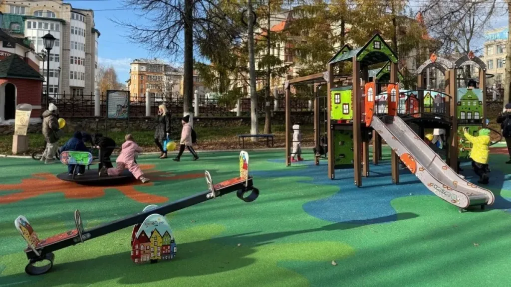 В парке «Аполло» в Кирове открыли обновлённую детскую площадку
