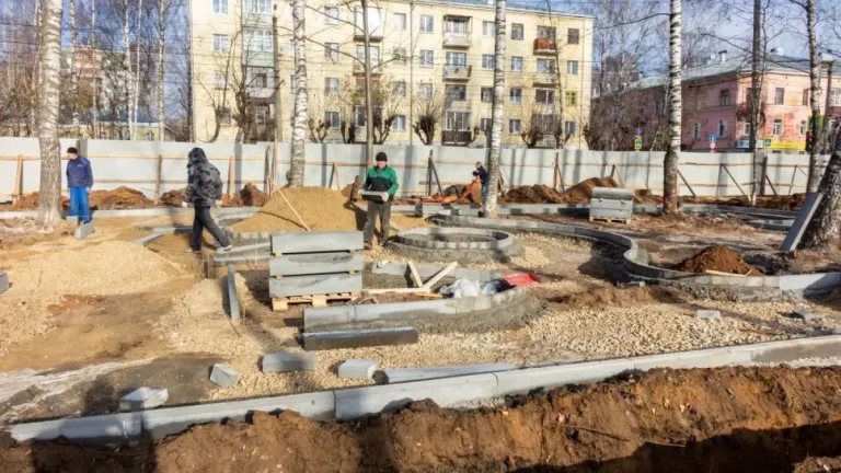 В сквере Надежды в Кирове укладывают плитку и монтируют освещение