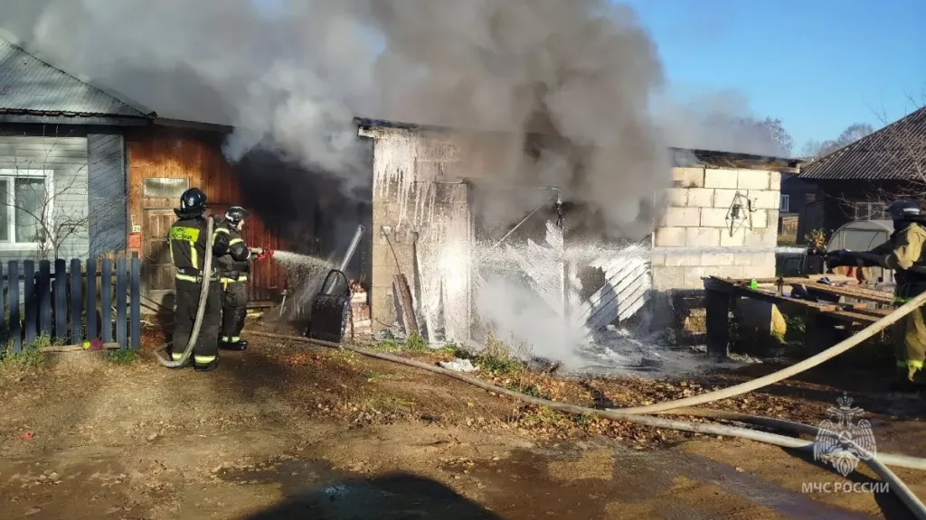Пожар в гараже в Афанасьево повредил две иномарки, есть пострадавший