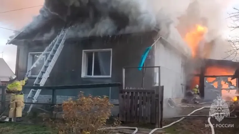 Пожар в Унях оставил жилой дом без крыши
