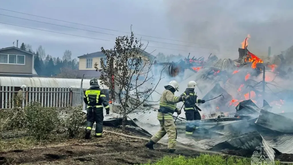 В Кирове 21 спасатель тушил пожар в частном секторе