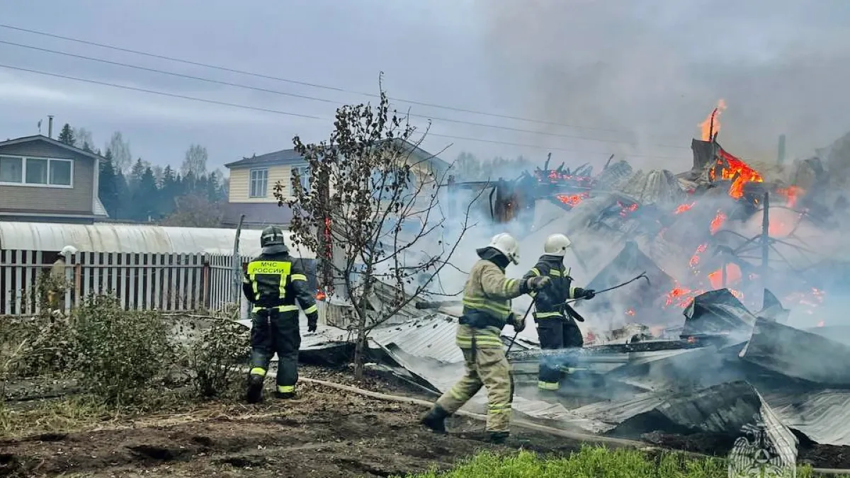 В Кирове 21 спасатель тушил пожар в частном секторе