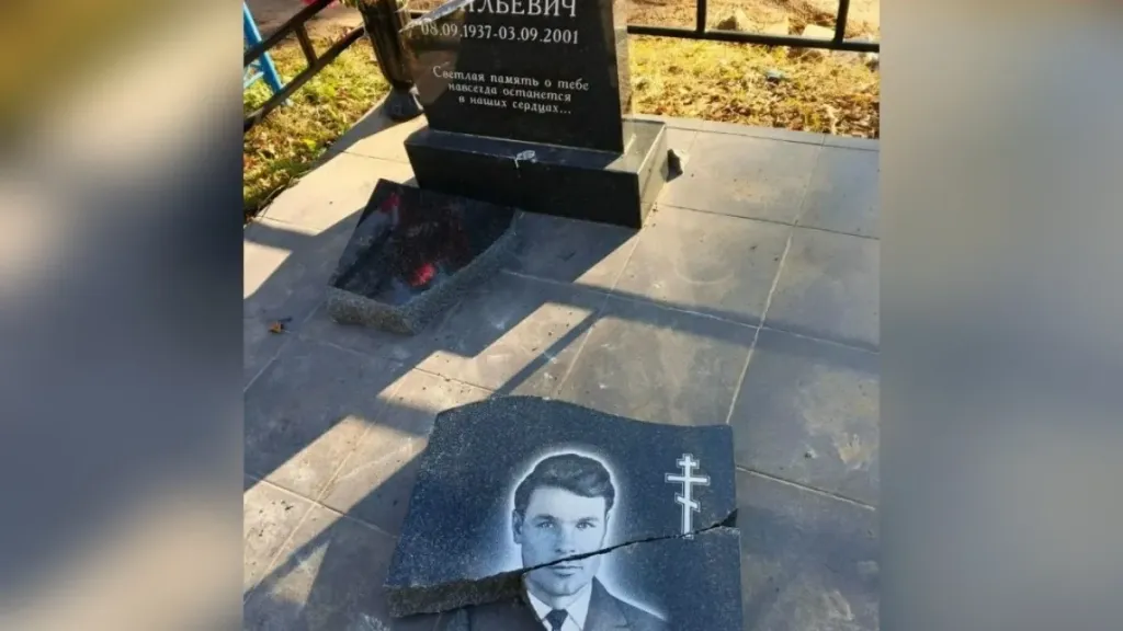 В Юрье подростки разбили памятники на кладбище