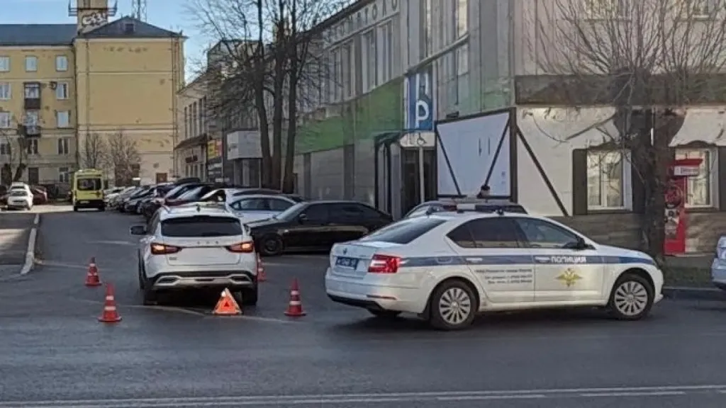 В Кирове 88-летняя женщина попала под Lada Vesta и получила травмы